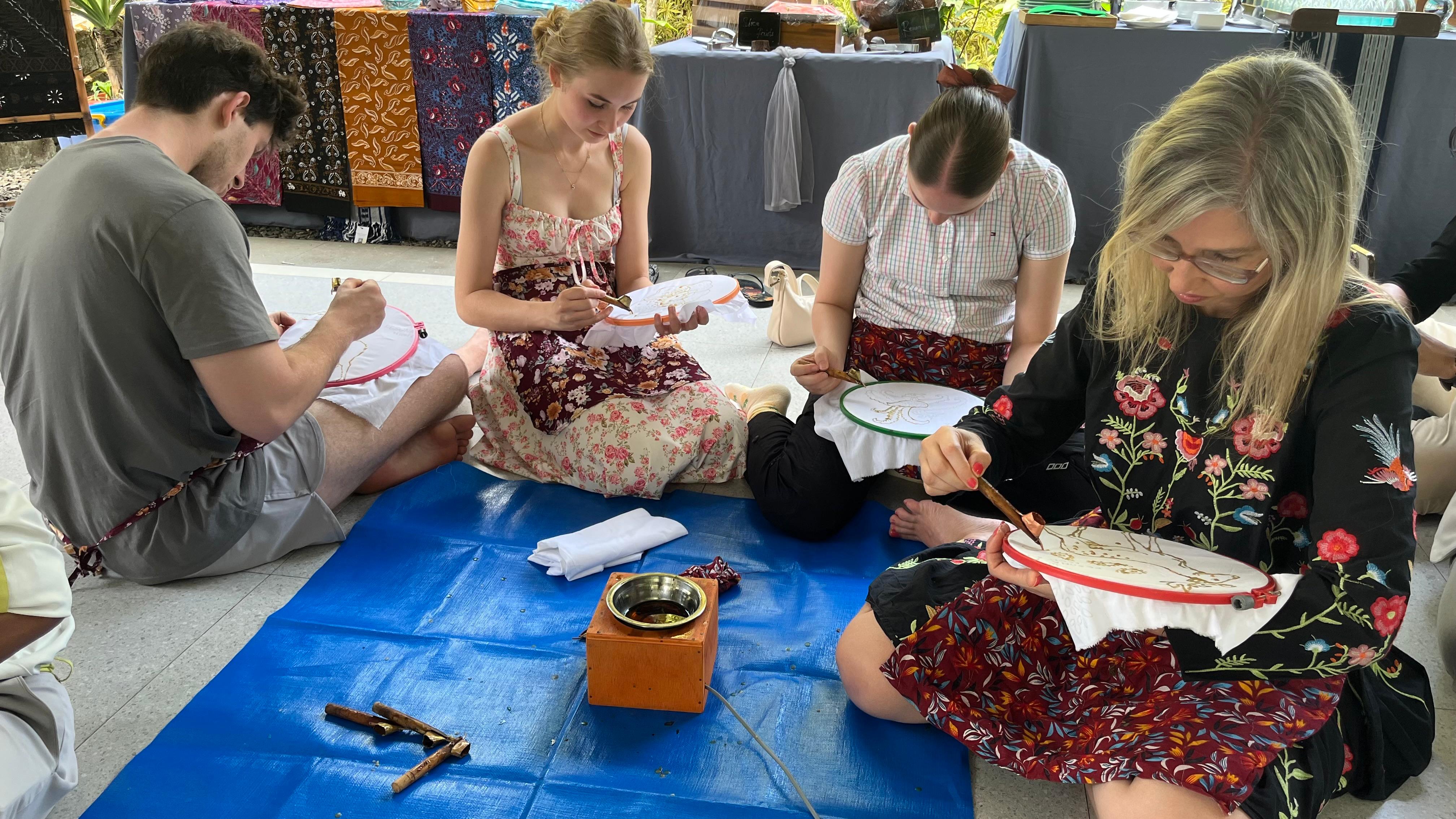 EDUKASI MEMBATIK (Batik Experience)